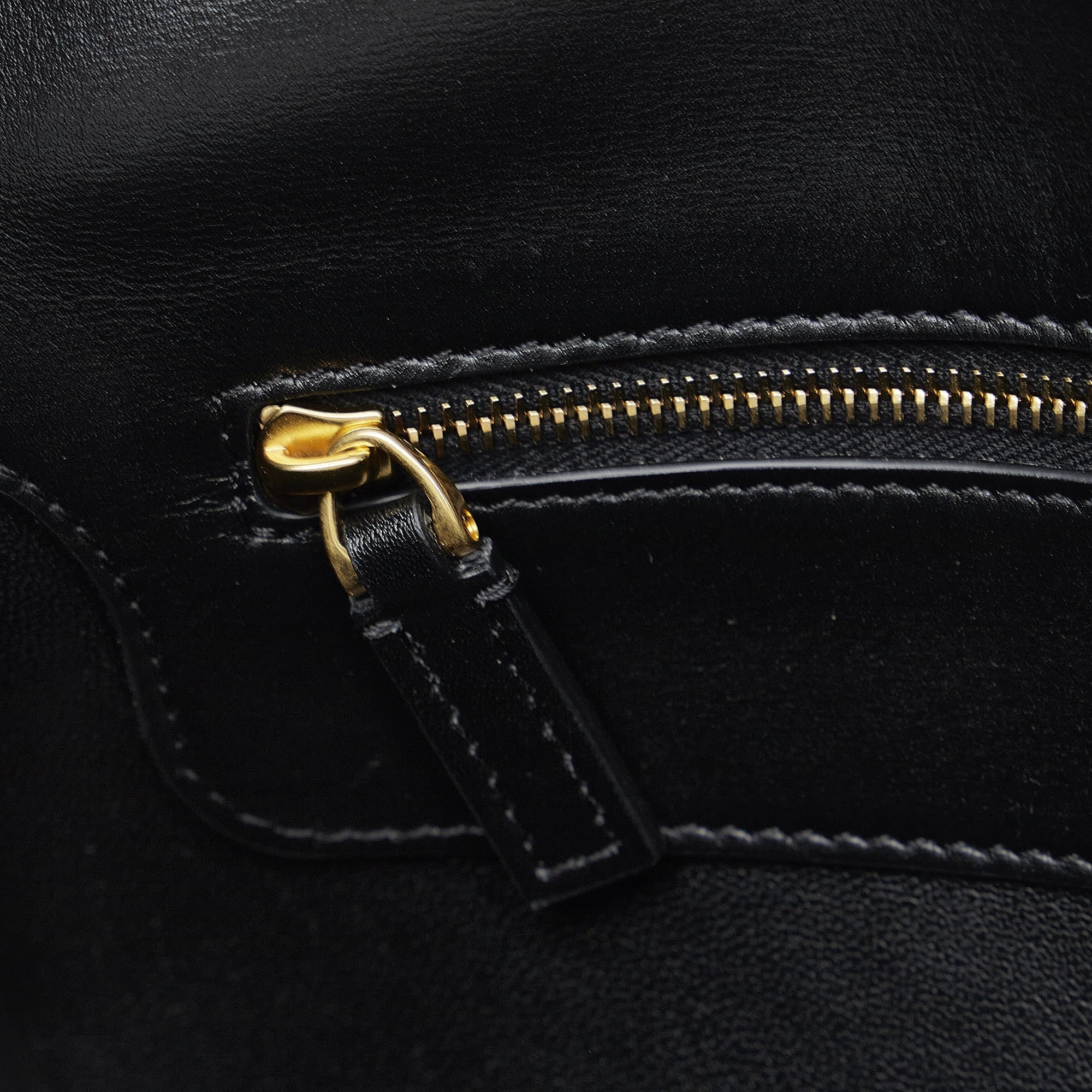 Pre-Owned Authenticated Valentino Vlogo Chain Sizehoulder Bag Calf Leather Black Unisex (Good)