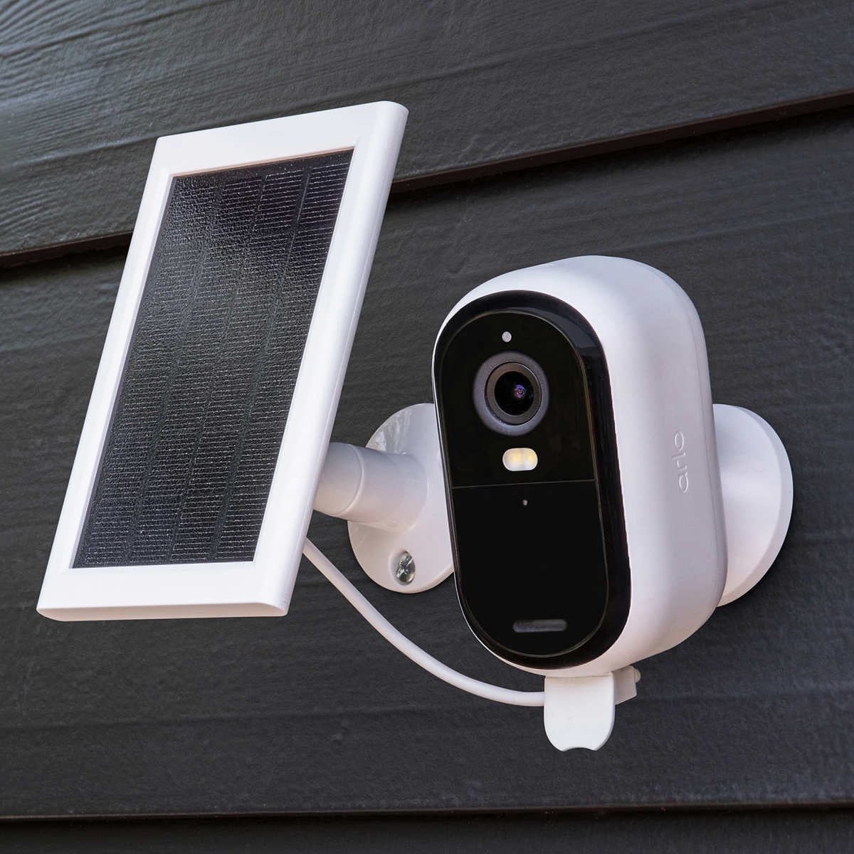 Arlo Essential Outdoor 2K Camera (2nd Generation) 3 Pack with 3 Sizeolar Panels