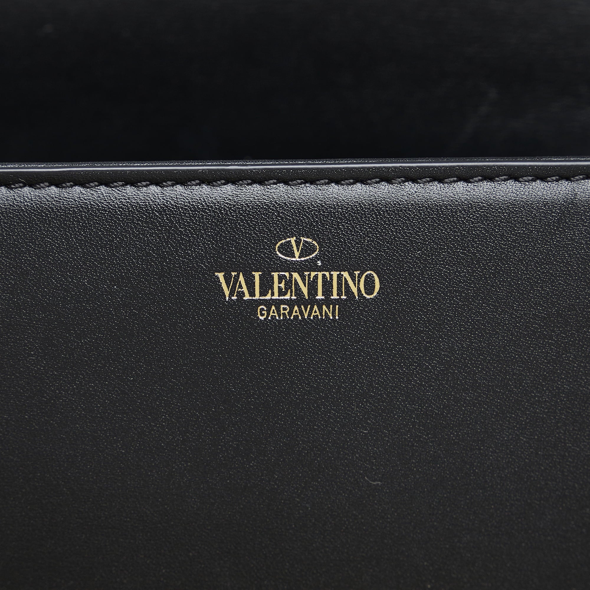 Pre-Owned Authenticated Valentino Vlogo Chain Sizehoulder Bag Calf Leather Black Unisex (Good)