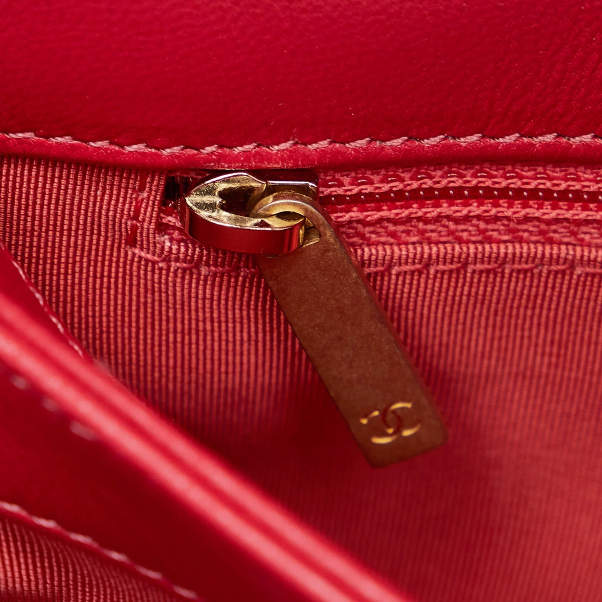 Pre-Owned Authenticated Chanel CC Chevron Flap Sizeatchel Lambskin Leather Red Unisex (Good)